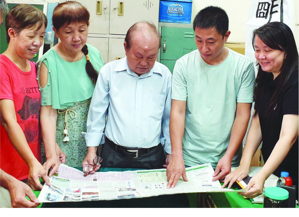 人民藝人張路與學員閱讀週日文藝版。