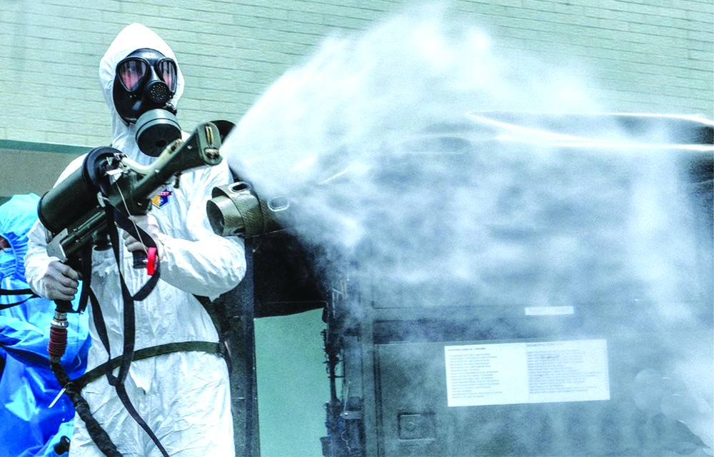 化工司令部在Ｋ醫院新潮分院展開消毒。