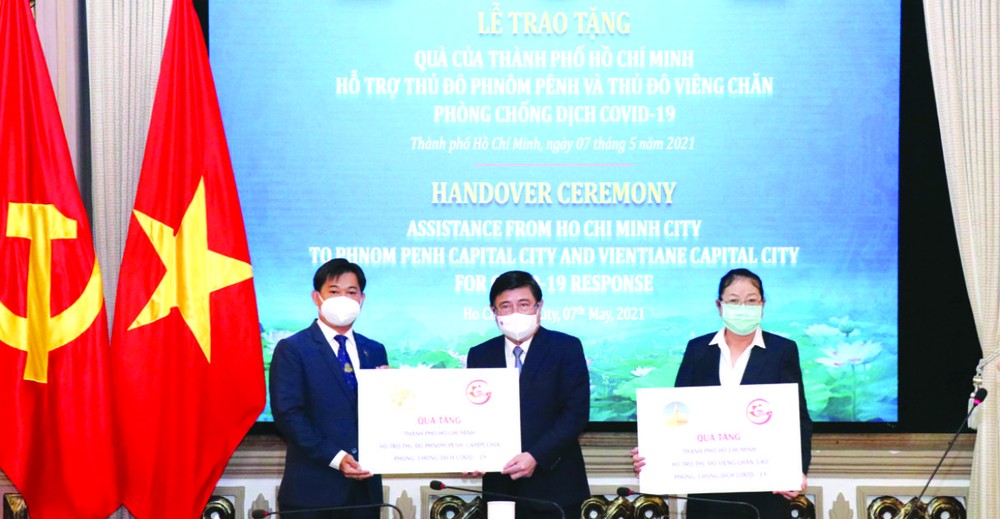 市人委會主席阮成鋒在會上也向老撾駐本市總領事喬米賽及柬埔寨駐本市總領事索科‧達雷斯分別頒贈援助首都萬象及金邊抗疫的象徵性禮物◆