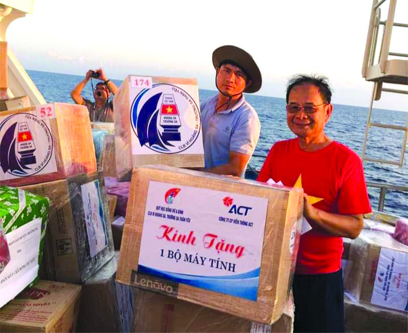 　　韋阿英基金會代表向長沙群島學校 捐贈電腦機。