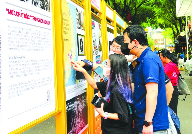 落葉劑訴訟案圖片資料展吸引許多 青年參觀。