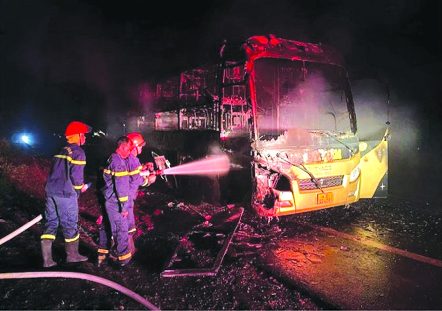 由於及早發現客車失火，司機和數十名乘客及時脫離客車，但該車及乘客的許多財產已被燒毀◆