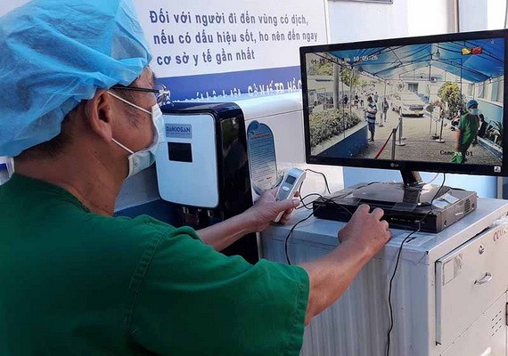 嘉定人民醫院以紅外線攝像機觀察病人的體溫。