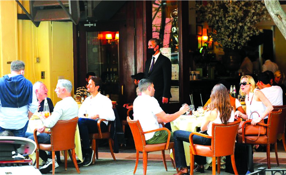 　　完成疫苗接種者在室內及室外都不用戴口罩。