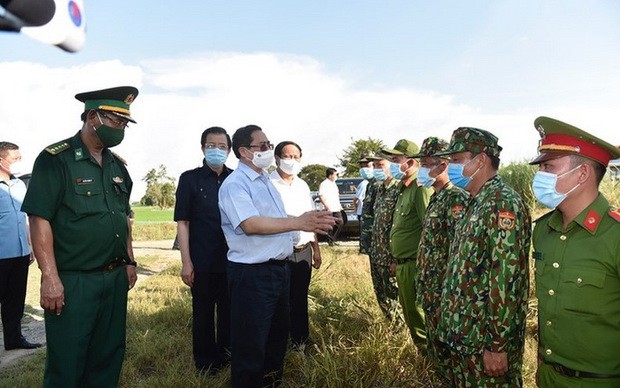 政府總理范明政檢查西南邊境安江省永仁邊防哨所區域的新冠肺炎疫情防控工作。