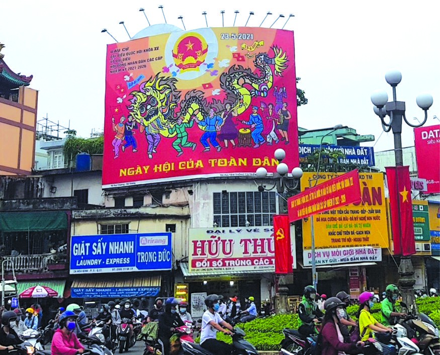 第十一郡蓮潭環島掛著喜迎選舉盛會的 宣傳標語和海報。