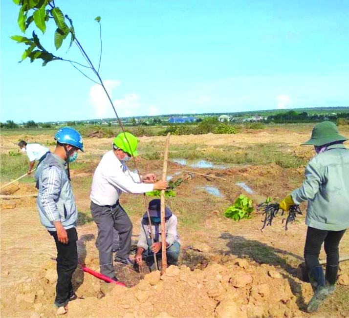 杜龍先生(左二)與員工一起植樹。