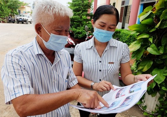 　　守德郡隆平坊太平一街坊區陣線委員會主任范志成向民眾宣傳 選舉工作。