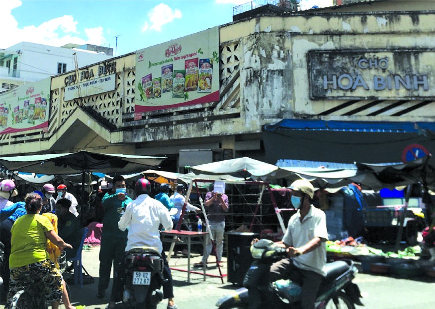 和平街市防疫力量協助 民眾填寫醫療申報。