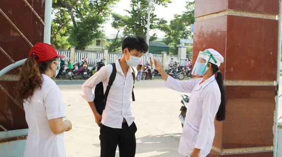 考生進入考場之前須戴口罩、測量體溫和使用殺菌液洗手。