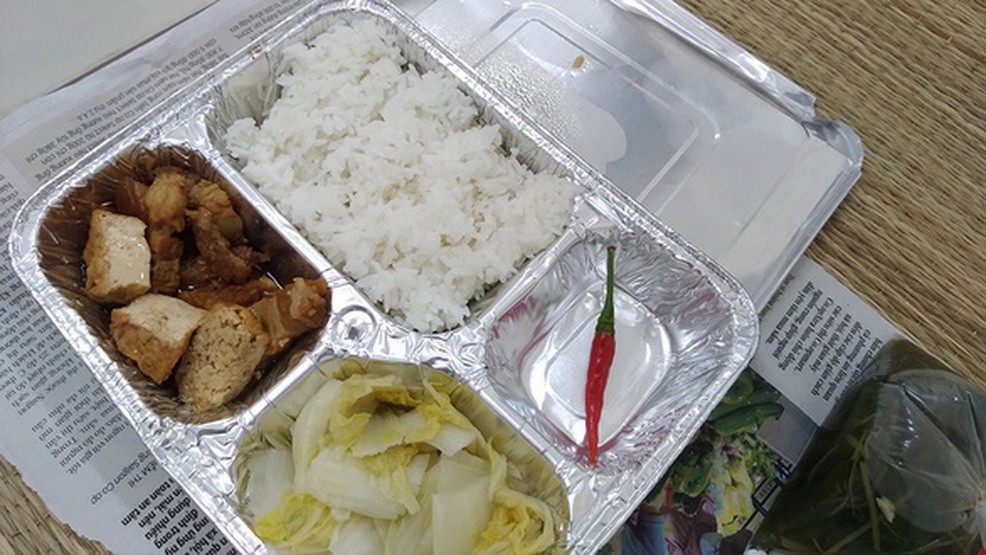 芹耶縣治療新冠肺炎醫院使用銀卡紙製成的飯盤 既能保溫飯菜又環保。