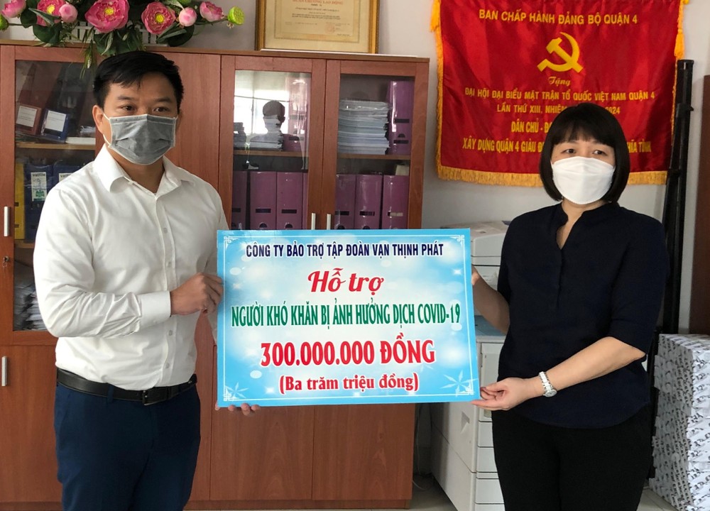 萬盛發集團輔助股份公司副總經理麒麟(右一) 向第四郡祖國陣線委員會主席阮氏秋遞交善款。