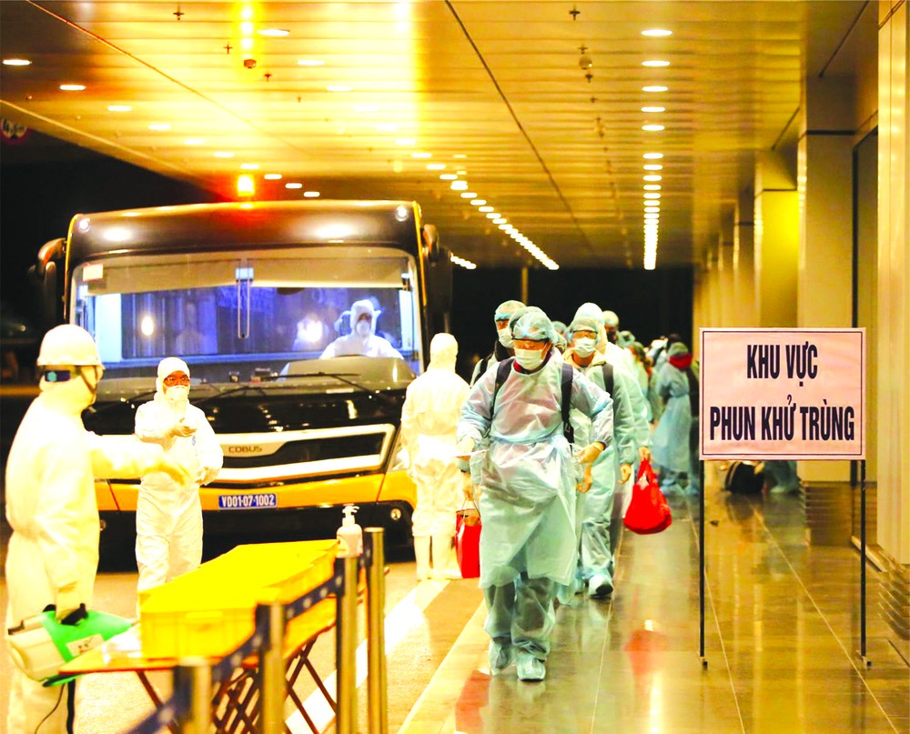 乘客在廣寧省雲屯機場入境。