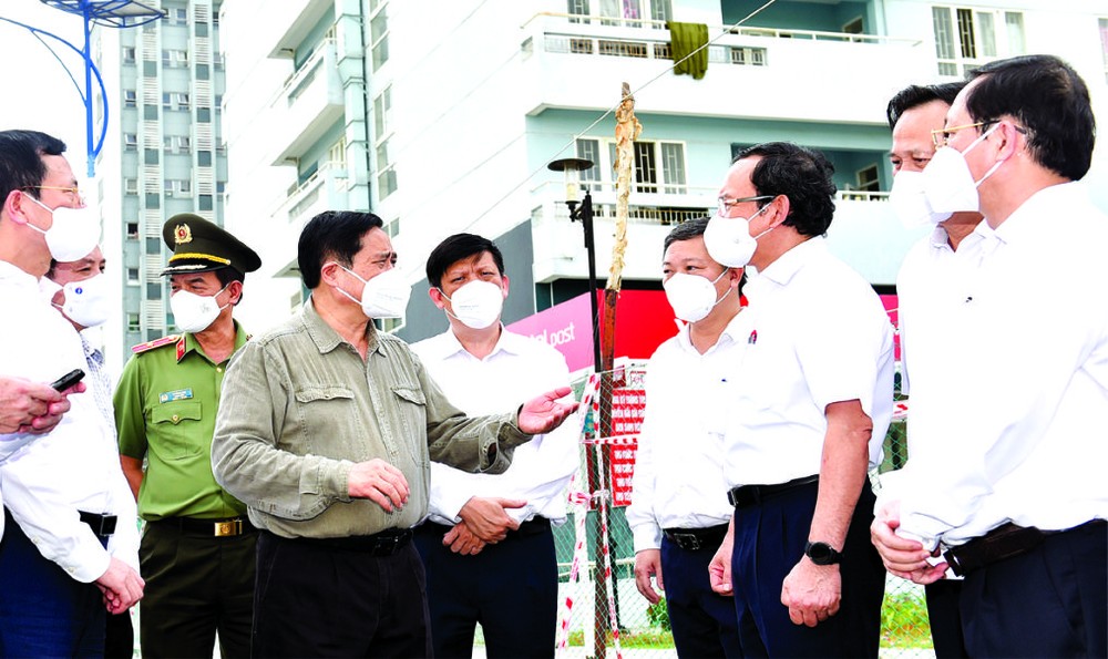 政府總理范明政與市委書記阮文年視察本市隔離區。