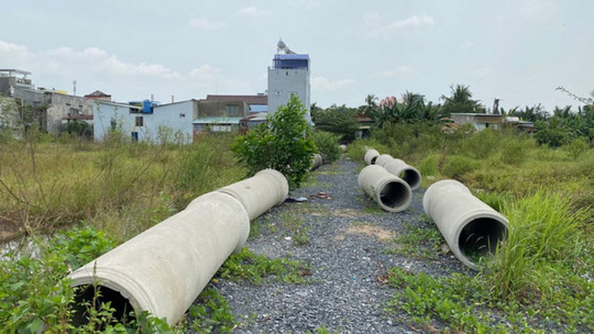在守德市富友坊一塊土地，仲介在鋪路、敷設排水渠後將其“繪製”成項目，並刊登廣告以吸引買者。