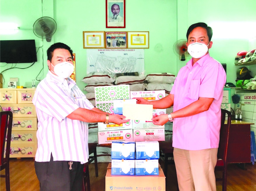 丁文森(左)把物質轉交給阮輝勝書記。