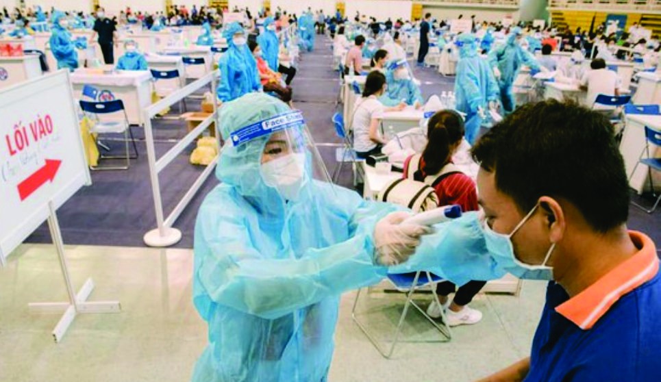 女歌手芳清協助民眾接種。