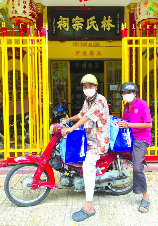 林氏大宗祠昨(3)日開始把禮物送給各宗親。