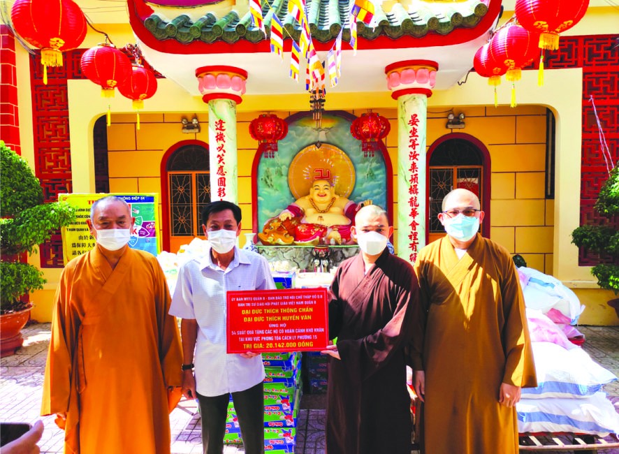 第八郡第十五坊黨委書記黎玉海(左二) 接受釋通振法師與釋玄文法師所捐的物資。