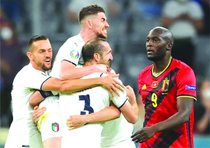 意大利球隊慶祝進球。