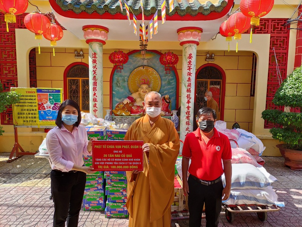 隔離區貧困戶獲贈送物資 ảnh 1