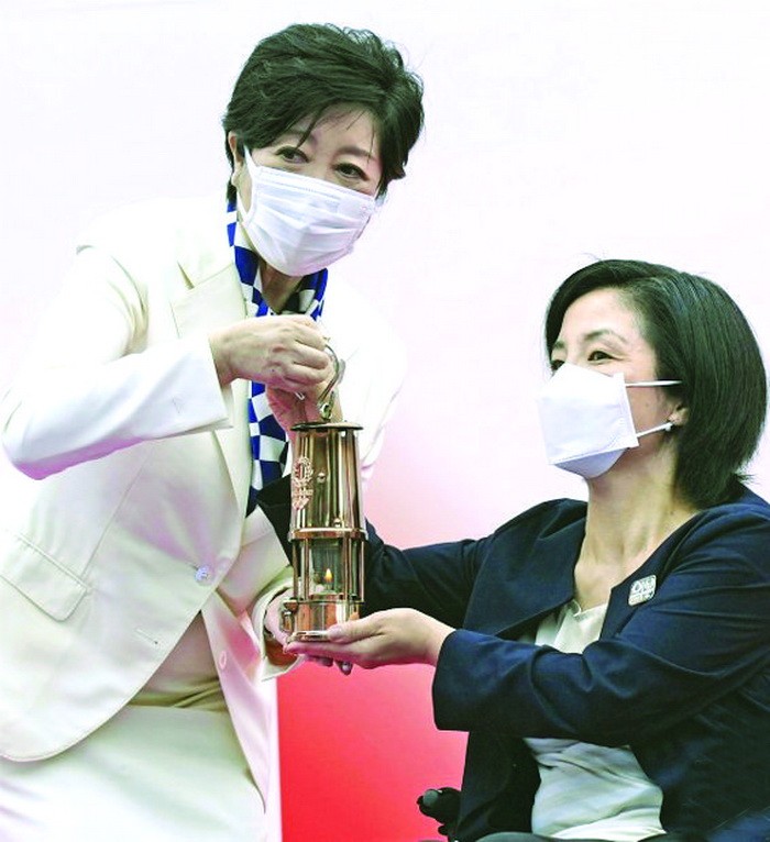 小池百合子(左)接過奧運聖火。