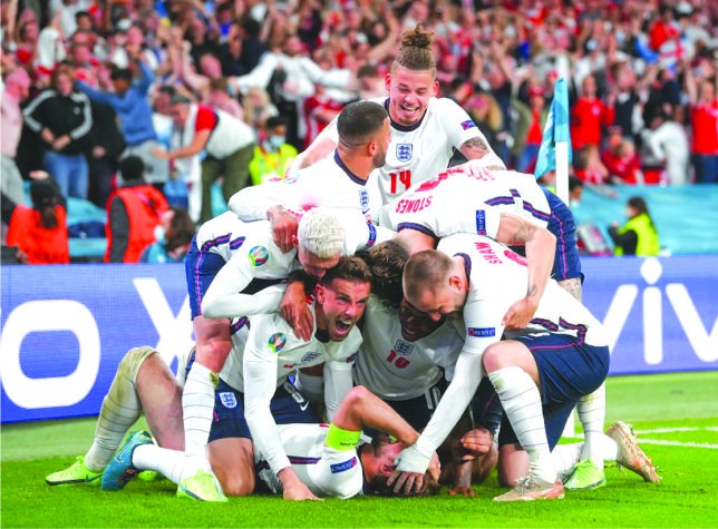 英格蘭球隊慶祝進球。