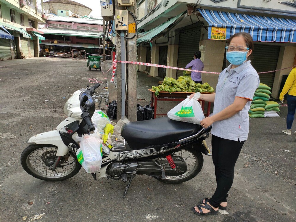 第六郡第四坊婦女會幫助長者到超市購物。