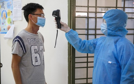 給在第七軍區軍事學校隔離者檢測體溫。