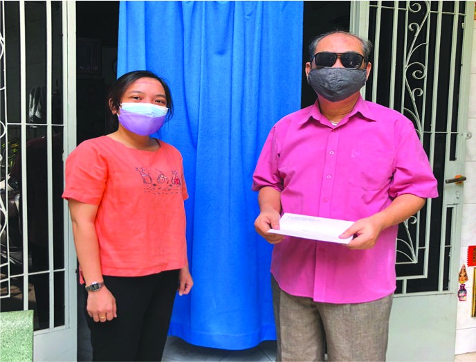 視障人士獲送禮物。