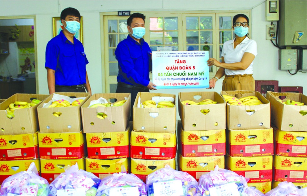紅太陽公司代表向第五郡共青團郡委 移交４噸南美香蕉輔助因疫情受影響者。