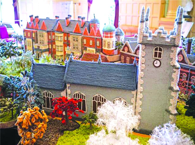 一位92歲的女士花了2年的時間完成“針織桑德靈厄姆莊園”