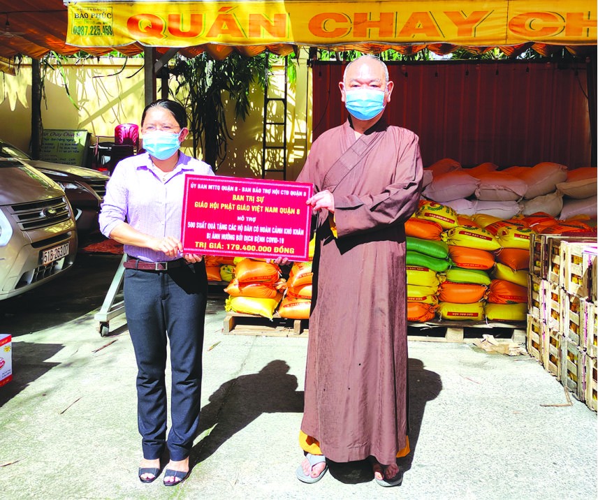 　　釋慧功法師向第八郡祖國陣線委員會副主席 范氏明月轉贈救濟物資。