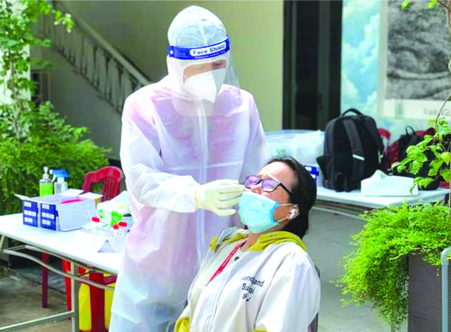 醫護人員為準備返鄉避疫大學生做採檢。