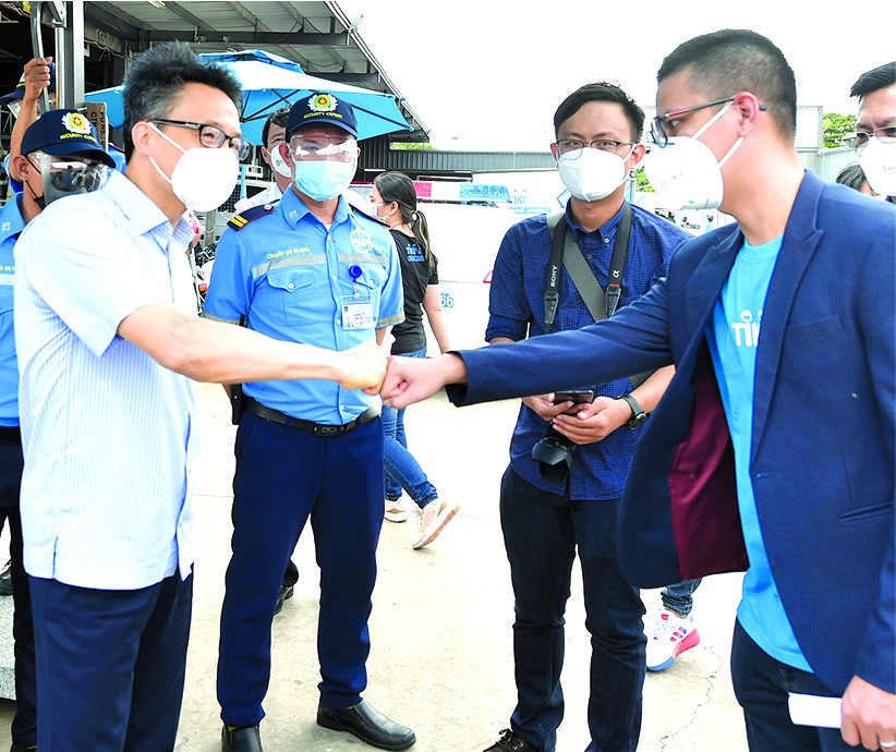 政府副總理武德膽與企業交談。