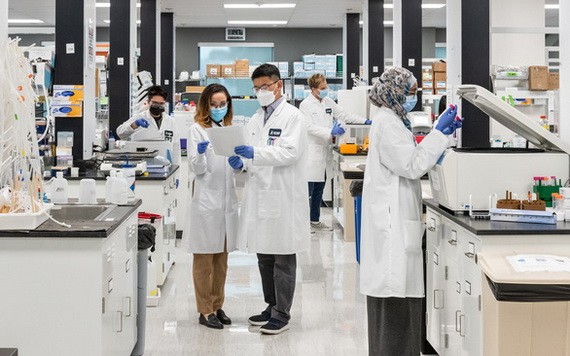 美國Arcturus Therapeutics 科學家們在試驗室研發新冠疫苗。