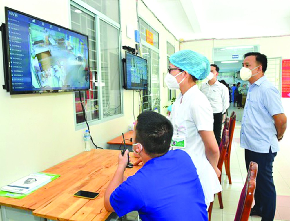 野戰醫院的醫護人員跟進新冠肺炎患者的病情。