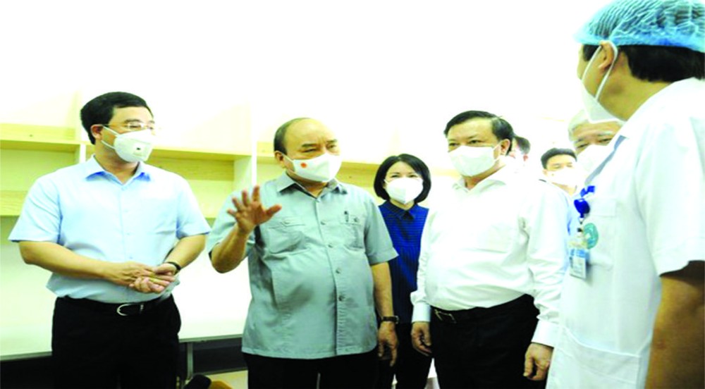 國家主席阮春福前往探望河內市若干新冠肺炎病例治療與收容單位、檢疫站。