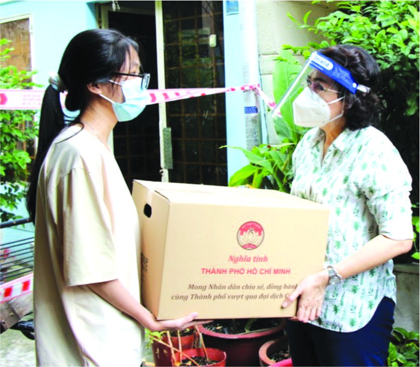 市越南祖國陣線委員會主席蘇氏碧珠到訪第五郡14個受疫情影響的勞動者家庭並贈送援助品。