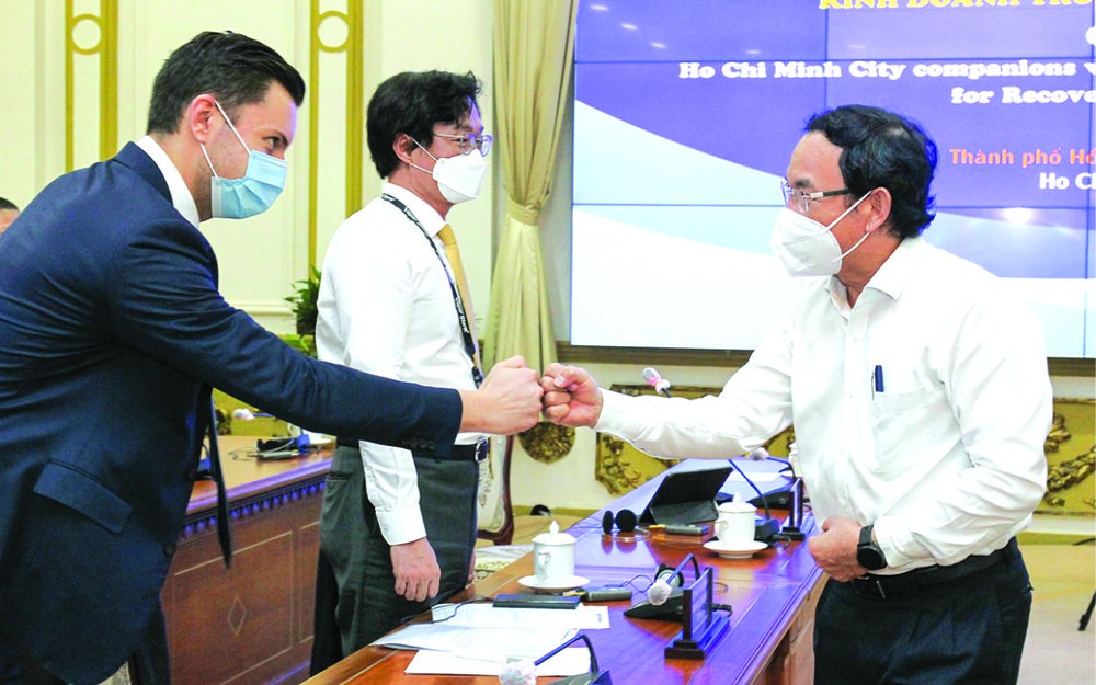 市委書記阮文年與外企代表交談。