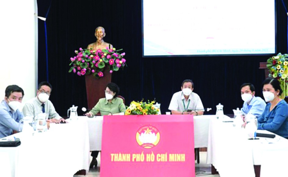 市越南祖國陣線委員會昨(20)日中午舉行由印度總領事館和旅居南部地區印度人社群援助市熱帶病醫院1台體外膜肺氧合(ECMO)機(價值為14萬5000美元)的交接儀式。