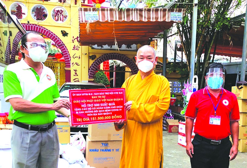 　　第八郡佛教會執行會長釋慧功法師向 郡祖國陣線委員會副主席梅洪峰轉贈物質。