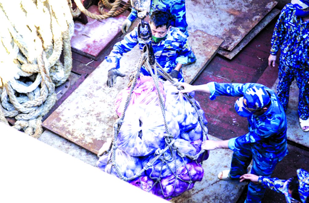 來自南部西區各省的47噸糧食、農產(大米、蔬菜等)由越南海軍船舶和GreenlinesDP公司高速船運載，已抵達設於守德市桔萊港的第125海軍旅棧橋。