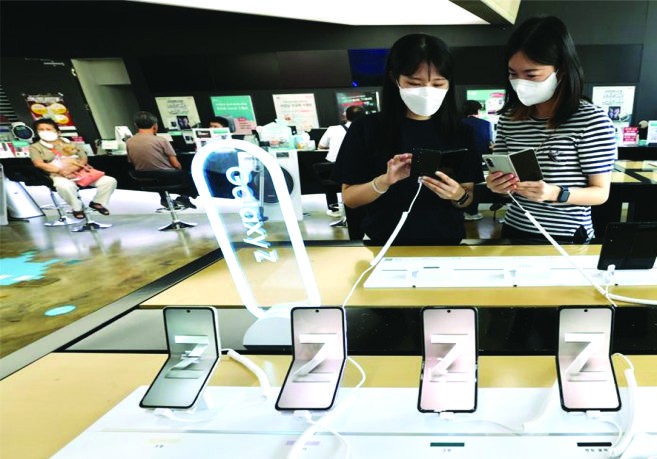 　　工作人員體驗三星電子新款手 機“Galaxy Z Fold3”和“Galaxy Z Flip3”。