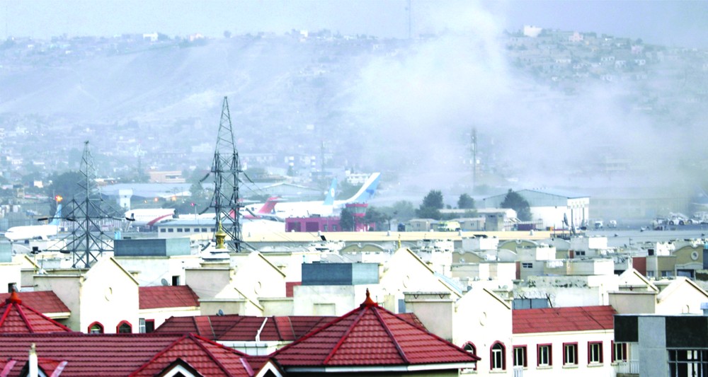 喀布爾國際機場外發生爆炸，現場濃煙滾滾。