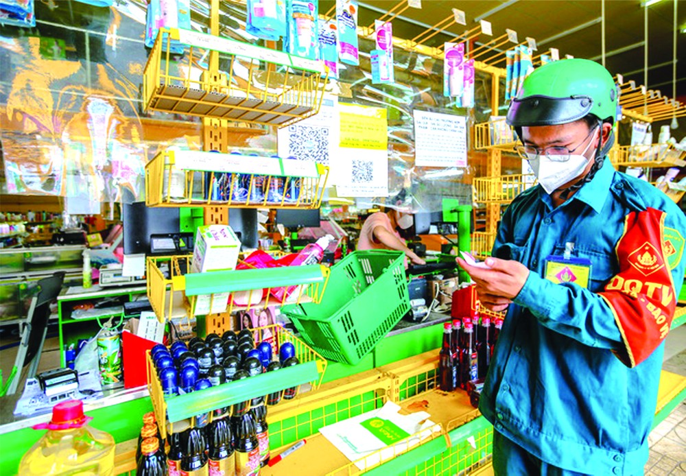 自衛民兵代市民去超市買菜。