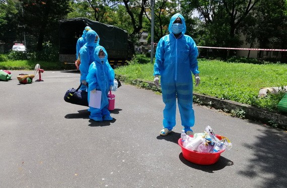 新冠肺炎病童隨著家人到醫院接受隔離治療。