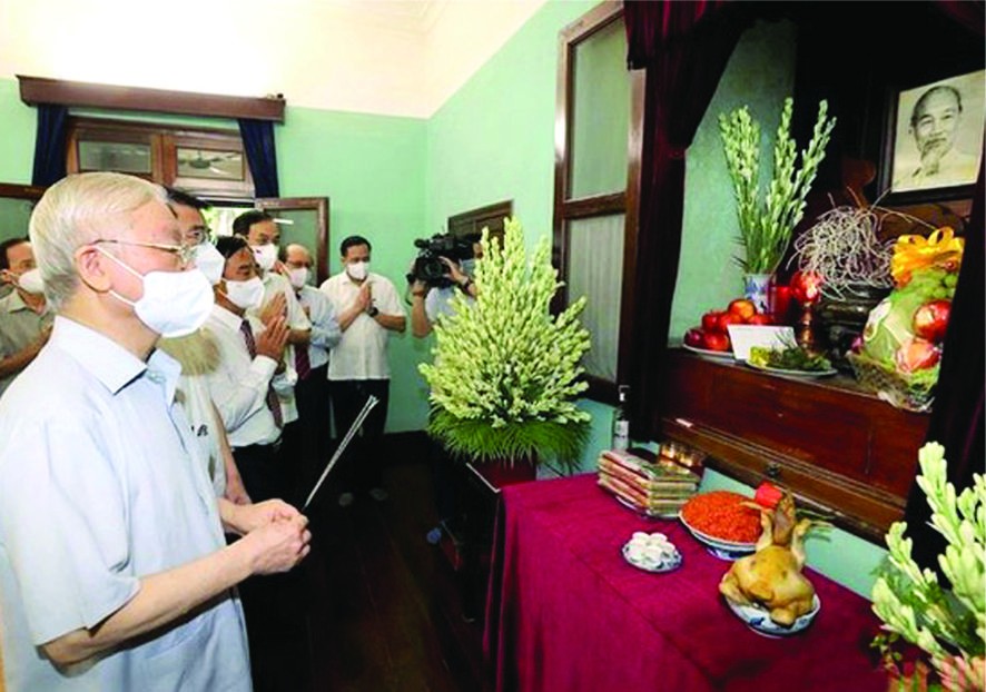 值八月革命與“九‧二”國慶節76週年紀念，黨中央總書記阮富仲於本月２日前往主席府的胡志明主席遺跡區的67號住房上香緬懷胡志明主席