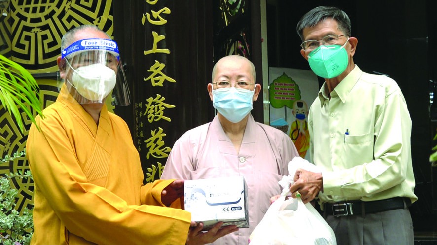 釋慧功和尚、陳健安居士向觀音精舍 監院釋振靜尼師贈送素食品及新冠病毒檢 測用具。