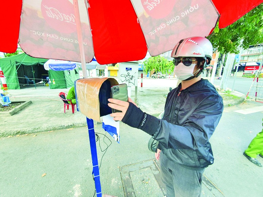 昨(3)日，市公安廳分別在阮廌街與八月革命街交岔路的扶董六岔路口與第三郡公安派出所門前八月革命街路段試行設立“內地流動”健康申報軟件的QR碼自動掃描攝像頭。